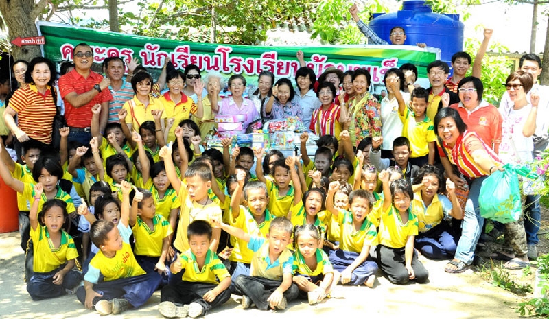 “ลูกแม่โดมแบ่งปัน” : บุญสม อัครธรรมกุล ผู้ช่วยอธิการบดีฝ่ายศิษย์เก่าสัมพันธ์ มหาวิทยาลัยธรรมศาสตร์ และคณะร่วมกันมอบถังเก็บน้ำ อุปกรณ์การศึกษา ให้แก่นักเรียน โรงเรียนบ้านพุเข็ม อ.แก่งกระจาน จ.เพชรบุรี โดยมี ประสูตร หอมบรรเทิง ปลัดอำเภอแก่งกระจาน อดีต นศ.มธ.โครงการช้างเผือก ต้อนรับ
