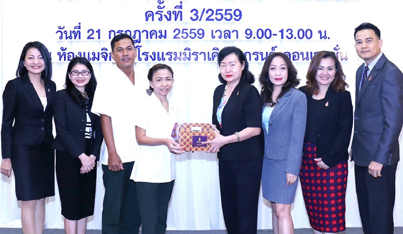 รวมใจถวายพ่อหลวง : เสาวนีย์ กมลภัทรากูร ผจก.ทั่วไป โรงแรมมิราเคิล แกรนด์ คอนเวนชั่น มอบของที่ระลึกแก่เจ้าหน้าที่สถาบันพยาธิวิทยา กรมการแพทย์ กระทรวงสาธารณสุข ซึ่งมาให้บริการรับบริจาคโลหิตในกิจกรรม “มิราเคิล กรุ๊ป รวมใจภักดี บริจาคโลหิตถวายพ่อของแผ่นดิน ครั้งที่ 3/2559” ที่โรงแรมมิราเคิลฯ