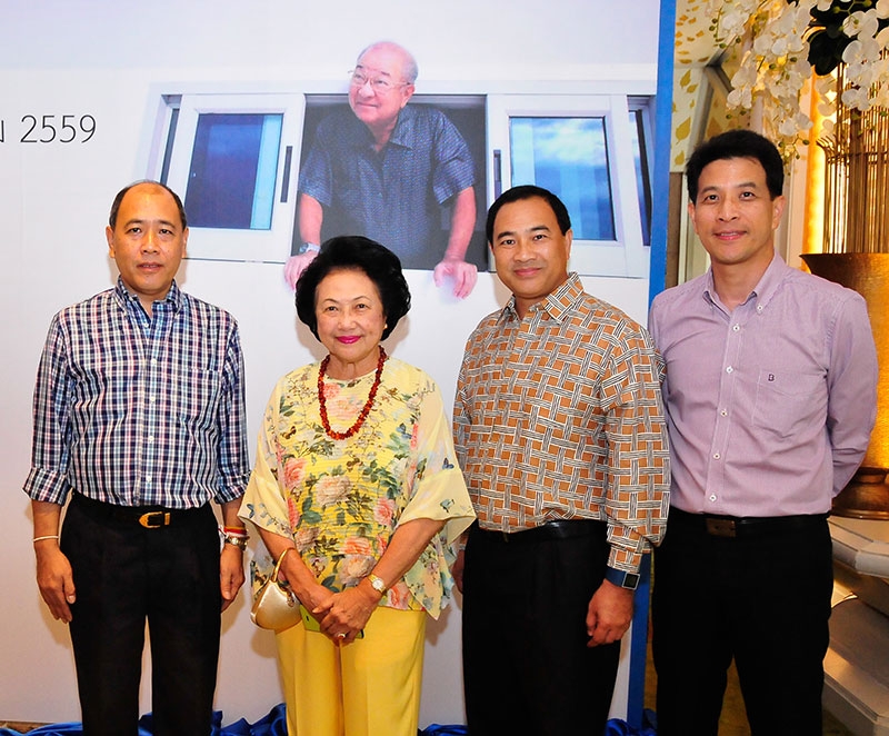 ท่านผู้หญิงถวิกา สารสิน (ภริยาคู่ชีวิต พล.ต.อ.เภา สารสิน) ท่ามกลางลูกชายทั้ง 3 กลินท์-พล.ต.ต.ชินภัทร-กนิษฐ์ สารสิน