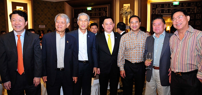 กลินท์ สารสิน ลูกชายคนโต ต้อนรับ พล.ต.อ.ชิดชัย วรรณสถิต อดีต รอง ผบ.ตร., ศ.ดร.ยงยุทธ ยุทธวงศ์ อดีตรมว.กระทรวงวิทย์, อิสระ ว่องกุศลกิจ, ศ.นพ.สุทธิพันธ์ จิตพิมลมาศ, วัลลภ กิ่งชาญศิลป์