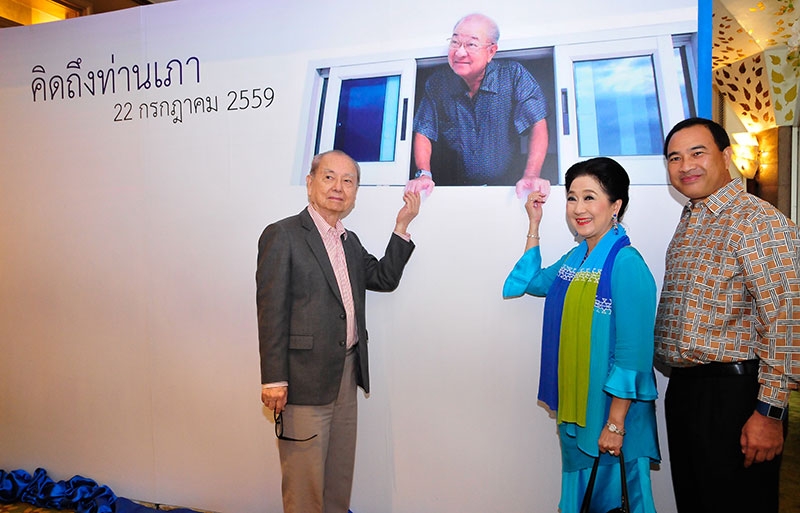 วาริน-ผาณิต พูนศิริวงศ์ ถ่ายรูปกับแบล็คดรอปจับมือกับรูปท่านเภา ยืนยื่นตัวออกมาจากหน้าต่าง เหมือนจริงมากๆ จนแขกเหรื่อต้องเก็บภาพเป็นที่ระลึก