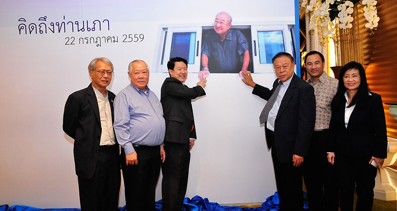 เพื่อนๆ หลักสูตรผู้บริหารระดับสูง สถาบันวิทยาการตลาดทุน (วตท.) รุ่น 17 อาทิ ศ.ดร.ยงยุทธ ยุทธวงศ์, สุนทร อรุณานนท์ชัย