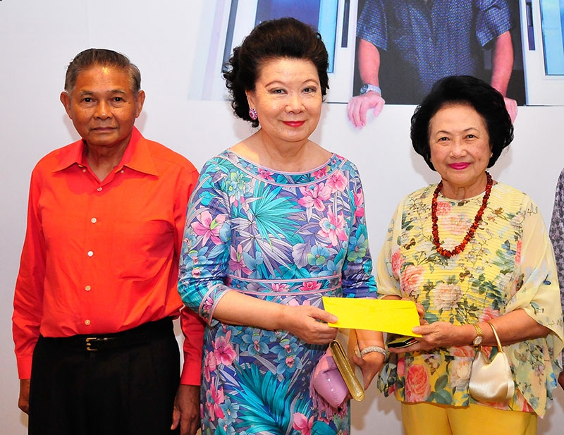 พล.ท.อภิชาติ-พ.อ.หญิงรัชนี โสดสถิตย์ ร่วมสมทบทุนด้วย