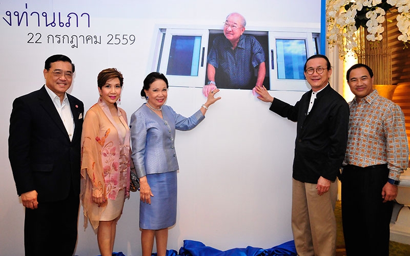 ปิยะบุตร ชลวิจารณ์,คุณหญิงกิ่งแก้ว เอื้อทวีกุล, วิกรม กรมดิษฐ์ มี กลินท์-เพชรพริ้ง สารสิน ร่วมถ่ายรูปด้วย