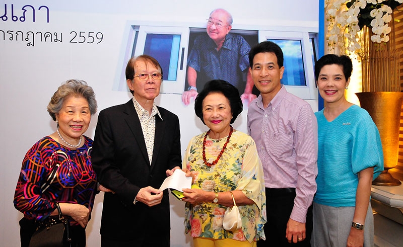 นวลศรี-วัฒนา อุทกธรรมร่วมสมทบทุน มี ท่านผู้หญิงถวิกา-กนิษฐ์-อมรา สารสิน รับมอบ