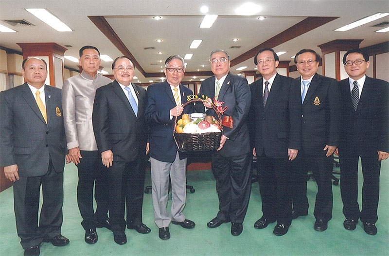 ขอบคุณที่สนับสนุน : วิรัช ชินวินิจกุล นายกสภามหาวิทยาลัยรามคำแหงมอบกระเช้าขอบคุณ สุทธิเกียรติ จิราธิวัฒน์ และ วิทวัส บุญญสถิตย์ กรรมการสภามหาวิทยาลัยผู้ทรงคุณวุฒิ ที่ให้การสนับสนุนการประชาสัมพันธ์และจัดโรดโชว์ในศูนย์การค้าเซ็นทรัลพลาซา เพื่อเปิดรับสมัครนักศึกษาใหม่ที่ผ่านมา โดยมี ผศ.วุฒิศักดิ์ ลาภเจริญทรัพย์ อธิการบดี มหาวิทยาลัยรามคำแหง,ศ.พิเศษปัญญา สุทธิบดี, พล.ต.อ.เอก อังสนานนท์, อินทร์จันทร์ บุราพันธ์ และ ดร.วีระพล จิรประดิษฐกุล ร่วมด้วย ที่ห้องประชุมผู้บริหาร ชั้น 3 ตึกวิทยบริการ มหาวิทยาลัยรามคำแหง หัวหมาก