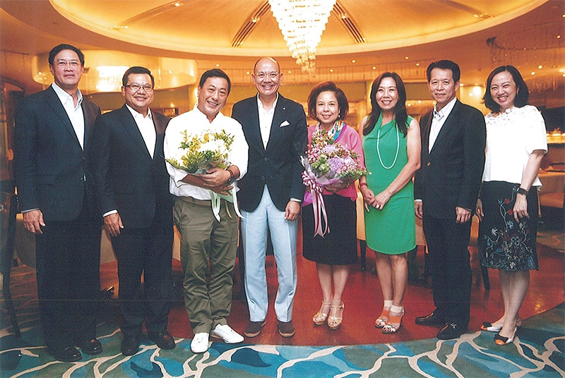 แสดงความยินดี : พลอากาศตรีสฤษฎ์พงศ์ วัฒนวรางกูร และกลุ่มเพื่อนวปอ.2556 จัดเลี้ยงแสดงความยินดีให้กับ ปานทิพย์ ศรีพิมล ในโอกาสได้รับการแต่งตั้งเป็นที่ปรึกษาด้านพัฒนารัฐวิสาหกิจ และ พล.ท.จักรกริช จันเทร์มะในโอกาสได้รับการแต่งตั้งเป็นที่ปรึกษาสถาบันเทคโนโลยีป้องกันประเทศ ที่ห้องลอร์ด จิมส์ โรงแรมแมนดาริน โอเรียนเต็ล กรุงเทพฯ