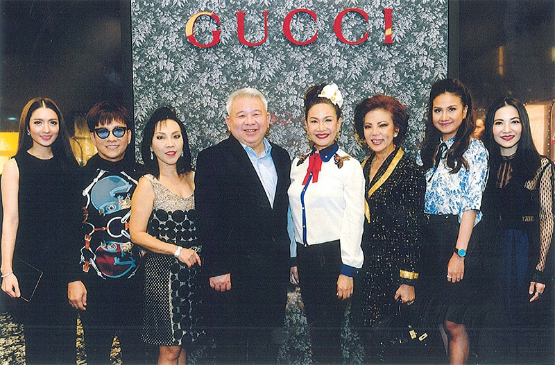 นิทรรศการนาฬิกา : ดารารัตน์-เตย มหาดำรงค์กุล ผู้บริหารแห่งโทรคาเดโร กรุ๊ป จัดงานเปิด Travelling Exhibit นิทรรศการนาฬิกาและเครื่องประดับจากกุชชี่ ครั้งแรกในเอเชียตะวันออกเฉียงใต้ ภายใต้การสร้างสรรค์ของ อเลสซานโดร มิเคเล่ ครีเอทีฟไดเร็คเตอร์ของกุชชี่คนล่าสุด โดยมี จักรกฤษณ์ กีรติโชคชัยกุล, จรรยา สว่างจิตร, ดร.สมศักดิ์ ชลาชล และ รุจิตร สุธนะเสรีพร มาร่วมงานด้วย ณ ฮอลล์ ออฟ เฟม สยามพารากอน