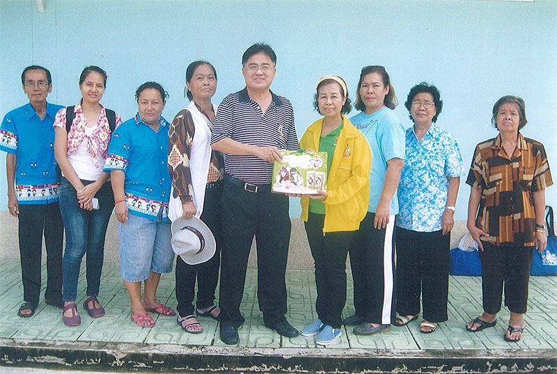 สนับสนุน : จักรพันธ์ วรอาคาร เลขานุการเสริมความงามแห่งประเทศไทยมอบผลิตภัณฑ์ จัสท์ โมเดอร์น จำนวน 50 ชุด ให้กับสภาวัฒนธรรมเขตบางขุนเทียน เพื่อสนับสนุนการแห่เทียนเข้าพรรษา ณ ที่ทำการสภาวัฒนธรรมเขตบางขุนเทียน ถนนพระราม 2