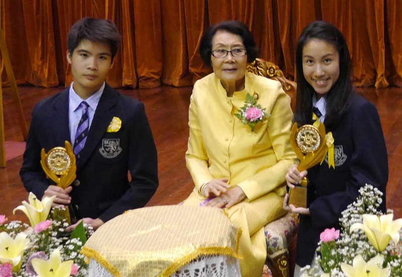 เยาวชนต้นแบบ : ม.จ.หญิงมาลินีมงคล ยุคล เป็นประธานมอบรางวัลในงาน “เชิดชูเกียรติต้นแบบบุคคลดีวิถีพุทธ” พร้อมประทานโล่เกียรติคุณประจำปี 2559 ประเภทบุคคล ด้านบุคคลต้นแบบทำความดีเพื่อประโยชน์ส่วนรวม แก่ โปรดปราน สุขเจริญ และ อรณ พีท ยนตรรักษ์ นักเรียนโรงเรียนนานาชาติฮาร์โรว์ ในฐานะเยาวชนตนแบบที่อุทิศตัวช่วยเหลือสังคม ณ หอประชุมคุรุสภา