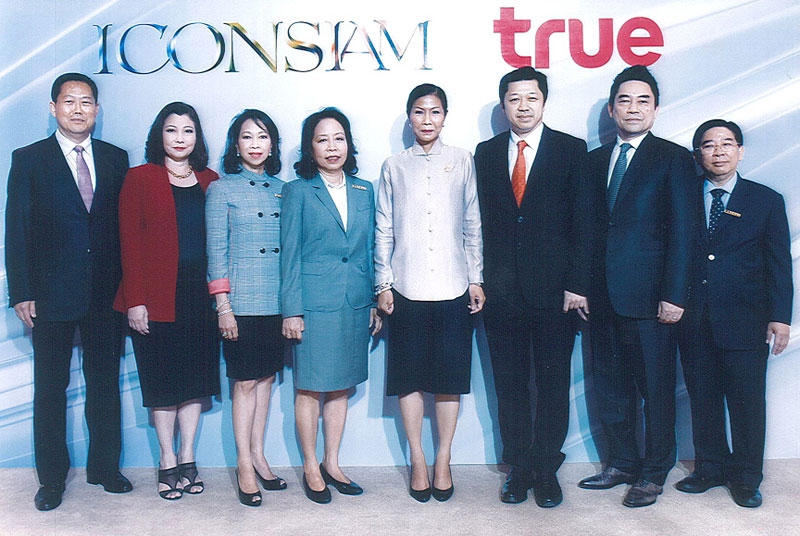 ร่วมมือ : กอบกาญจน์ วัฒนวรางกูร รัฐมนตรีว่าการกระทรวงการท่องเที่ยวและกีฬา เป็นประธานในงานแถลงข่าวประกาศความร่วมมือ ระหว่าง ชฎาทิพ จูตระกูล กรรมการ บริษัท ไอคอนสยาม จำกัด และ ศุภชัย เจียรวนนท์ กรรมการผู้จัดการใหญ่ และประธานคณะผู้บริหาร บมจ.ทรู คอร์ปอเรชั่น เพื่อเนรมิต “ทรู ไอคอนสยาม ฮอลล์” ศูนย์ประชุมมาตรฐานระดับโลกและการจัดงานแสดงระดับนานาชาติล้ำสมัยแห่งยุคแห่งแรกบนฝั่งริมแม่น้ำเจ้าพระยา ณ โรงแรมสยามเคมปินสกี้ กรุงเทพฯ