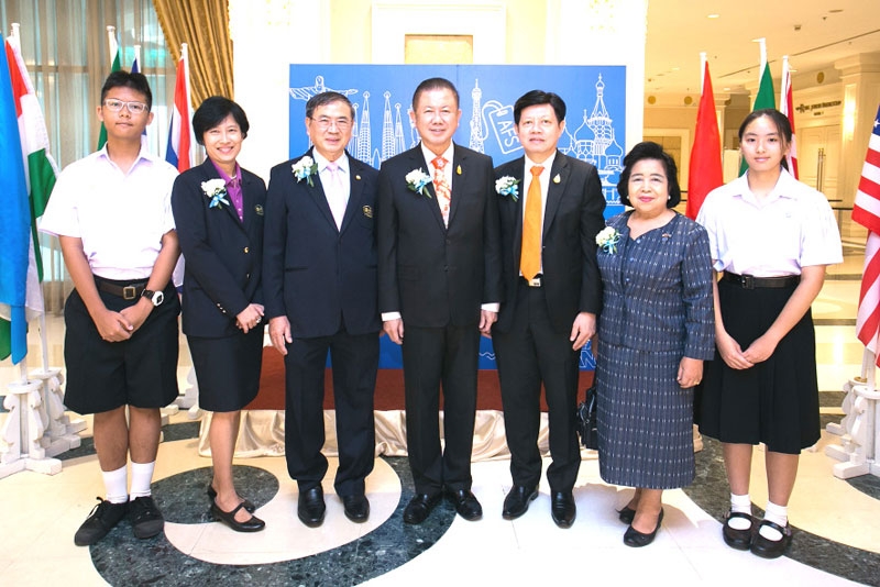 ปฐมนิเทศ : สนั่น อังอุบลกุล ประธานมูลนิธิ เอเอฟเอส (ประเทศไทย) เป็นประธานเปิดงาน ปฐมนิเทศเยาวชน เอเอฟเอส ที่ได้รับการคัดเลือก จำนวน 800 คน จากนักเรียนกว่า 17,000 คน ทั่วประเทศ เพื่อศึกษาและแลกเปลี่ยนวัฒนธรรมนานาชาติ ระยะ 1 ปี รุ่น 56 โดยมี จิรวัฒนา จรูญภัทรพงษ์, สุรวัฒน์ ชมภูพงศ์ และ ผศ.พราวพรรณ เหลืองสุวรรณ ร่วมงาน ณ อิมแพค เมืองทองธานี