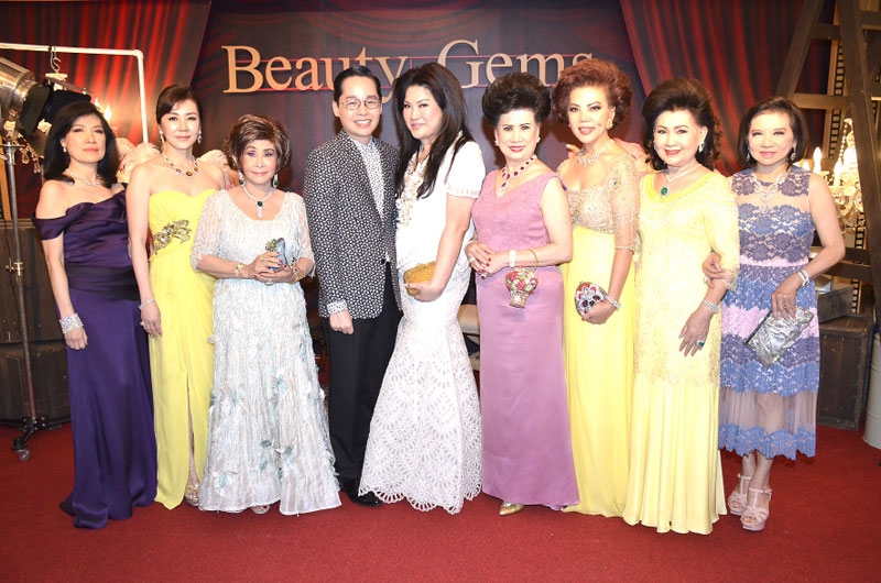 เลี้ยงขอบคุณ : สุริยน ศรีอรทัยกุล กรรมการผู้จัดการ บริษัท บิวตี้ เจมส์ แฟคตอรี่ จำกัด จัดงาน “BEAUTY GEMS THANK YOU MID YEAR PARTY” ปาร์ตี้สุดเอ็กซ์คลูซีฟแทนคำขอบคุณให้แก่ลูกค้าคนพิเศษ โดยมี เมก้า ศรีอรทัยกุล, จรินทร์ สุมานนท์, และ วรรณา เบญจรงคกุล ร่วมงาน ณ อาคารบิวตี้เจมส์ เซ็นเตอร์ สีลม