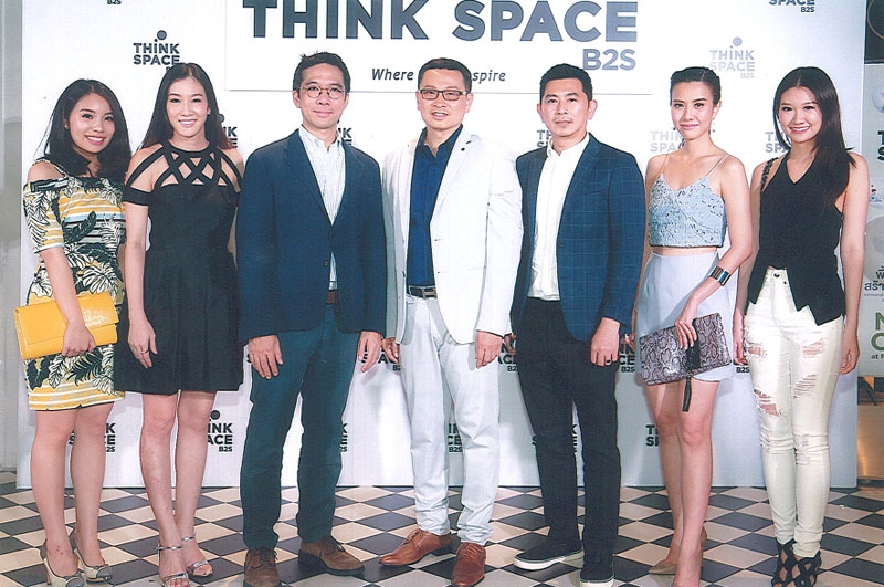 พื้นที่แห่งความคิด : สมชัย ถาวรรุ่งโรจน์ กรรมการผู้จัดการใหญ่ บริษัท บีทูเอส จำกัด ฉลองเปิดบริการเต็มรูปแบบ ธิงค์สเปซ บีทูเอส ร้านคอนเซ็ปต์ใหม่แห่งแรกในไทย พลิกโฉมร้านหนังสือครบวงจรสู่พื้นที่แห่งความคิดที่สร้างแรงบันดาลใจ โดยมี ชนวัฒน์ เอื้อวัฒนะสกุล, จุฑาธรรม จิราธิวัฒน์ และ กันตภณ ผาณิตรัตน์ ร่วมงานด้วย ณ ศูนย์การค้าเซ็นทรัลเฟสติวัล อีสต์วิลล์