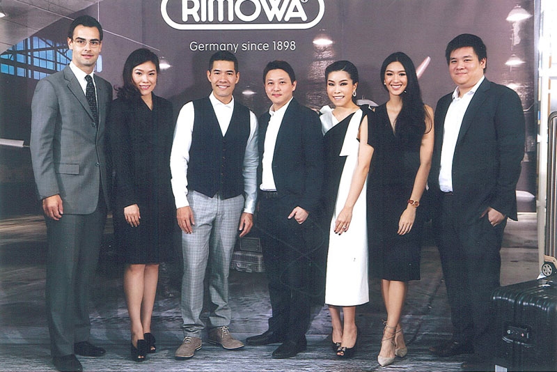 ฉลองเปิดร้าน : บัณฑิต นิลเจียรสกุล จัดงานฉลองเปิดร้าน กระเป๋าเดินทาง “RIMOWA” ในโรงแรมแมนดาริน โอเรียนเต็ล กรุงเทพฯ อย่างเป็นทางการ โดยมี สรัญทร เตชะไพบูลย์, วู้ดดี้-วุฒิธร มิลินทจินดา, โทมัส คินเปอร์เกอร์, ปรมา ไรวา, บรรหาร นิลเจียรสกุล และ จารุพรรณ วณิชย์คูพลังกูร ร่วมยินดีด้วย ที่ห้องรีเจนท์ซี่ โรงแรมแมนดาริน โอเรียนเต็ล กรุงเทพฯ