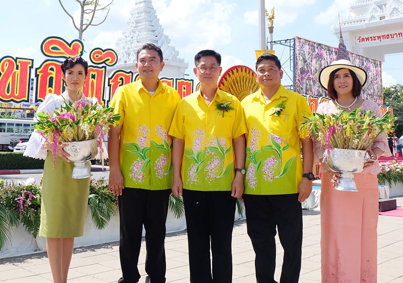 แห่งเดียวในโลก : ชรัส 
บุญณสะ รองผู้ว่าฯ จ.สระบุรี ร่วมกับ ชนัตถ์ 
นันทปัญญา รองนายก
เทศมนตรีเมืองพระพุทธบาท 
และ ชัชวาล แสงประพาฬ ร่วมในพิธีเปิด “งานประเพณีตักบาตรดอกเข้าพรรษา และถวายเทียนพระราชทาน ประจำปี 2559” ซึ่งถือเป็นงานประเพณีที่อยู่คู่กับประชาชนชาวเมืองพระพุทธบาท จ.สระบุรี มาช้านาน และถือเป็นประเพณีประจำปีหนึ่งเดียวในโลก 
ตามแผนสนับสนุนโครงการยุทธศาสตร์และนโยบายรัฐ เพื่อผลักดันและส่งเสริมการท่องเที่ยว
ในประเทศไทย ณ วัดพระพุทธบาทราชวรมหาวิหาร จ.สระบุรี