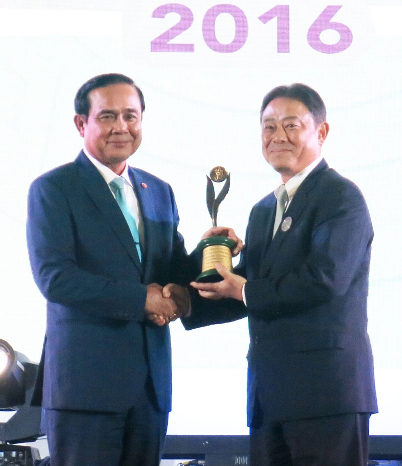 ปีที่ 3 ต่อเนื่อง : พล.อ.ประยุทธ์ จันทร์โอชา นายกรัฐมนตรี มอบรางวัลอุตสาหกรรมดีเด่น ประเภทการรักษาคุณภาพสิ่งแวดล้อม ประจำปี 2559 ให้แก่ อายิโนะโมะโต๊ะ โรงงานพระประแดง โดยมี มร.คะโอะรุ คุระชิมะ กก.ผจก.ใหญ่ บจก.อายิโนะโมะโต๊ะ (ประเทศไทย) รับมอบ ที่ อาคารชาเลนเจอร์ อิมแพค เมืองทองธานี