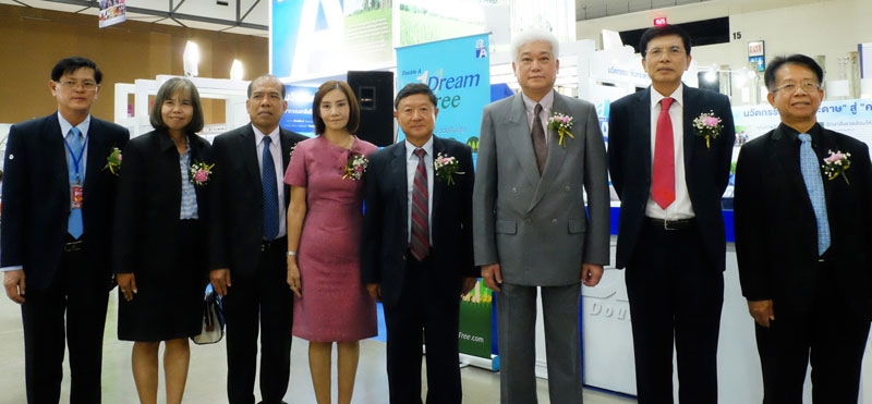 นวัตกรรมรักษ์โลก : ชาญวิทย์ จารุสมบัติ รอง กก.ผจก.ใหญ่ ดั๊บเบิ้ล เอ ต้อนรับ อนุกูล ตังคณานุกูลชัย ผวจ.ฉะเชิงเทรา, เดชา ใจยะ รอง ผวจ.ฉะเชิงเทรา และธนู บุญเลิศ รอง ผวจ.สมุทรปราการ ที่เข้าเยี่ยมชมบูธดั๊บเบิ้ล เอ กระดาษจากคันนา ในงาน “เบญจบูรพาฯ เอ็กซ์โป 2016” ที่ ฮอลล์ 3 อิมแพค เมืองทองธานี