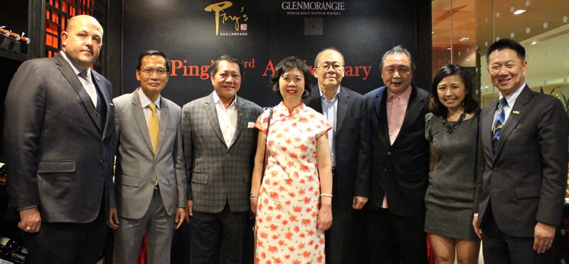 อาหารจีนเริ่ดหรู : สุภนิต วิมุตตานนท์ รอง กก.ผจก.บจก.เอ็ม บี เค โฮเต็ล แอนด์ ทัวร์ริซึ่ม และ สมพล ตรีภพนารถ รอง กก.ผอ.บมจ.เอ็ม บี เค ร่วมต้อนรับมิสฉั่ว ซิ่ว ซาน เอกอัครราชทูตสาธารณรัฐสิงคโปร์ประจำราชอาณาจักรไทย ที่มาร่วมยินดีในงานฉลองครบรอบ 3 ปี ห้องอาหารปิง ที่ โรงแรมปทุมวัน ปริ๊นเซส