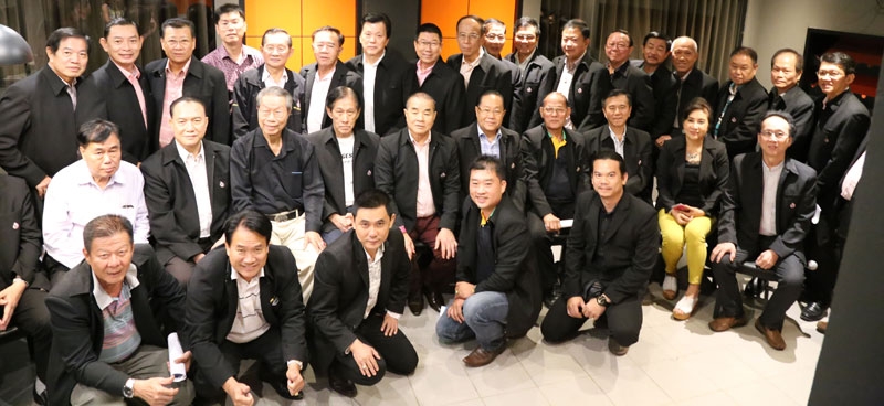 ประชุมพร้อมเพรียง : สมชาย จงพิพิธพร ประธานชมรมสุขสวัสดิ์ 14 จัดประชุมคณะกรรมการบริหาร ชมรมสุขสวัสดิ์ 14 สมัยที่ 11 ครั้งที่ 4 เพื่อปรึกษาหารือเกี่ยวกับการบริหารงานชมรมฯ และการจัดทำกิจกรรมต่างๆ เพื่อชุมชนและยังประโยชน์ต่อสังคม ซึ่งยึดถือปฏิบัติสืบทอดมาอย่างต่อเนื่องยาวนานที่ ภัตตาคารอาหารจีน “เชฟป้อม คิทเช่น” ถนนเจริญนคร