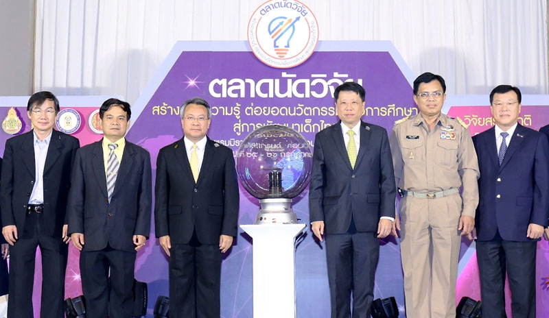 พัฒนาเด็กไทย : นพ.ธีระเกียรติ เจริญเศรษฐศิลป์ รมช.ศึกษาธิการ เปิด “ตลาดนัด
วิจัย : สร้างองค์ความรู้ ต่อยอดนวัตกรรมเพื่อการศึกษา สู่การพัฒนาเด็กไทย” 
จัดโดย ดร.กมล รอดคล้าย เลขาธิการสภาการศึกษา กระทรวงศึกษาธิการ 
และผู้ทรงคุณวุฒิ ร่วมงาน ที่โรงแรมมิราเคิล แกรนด์ คอนเวนชั่น