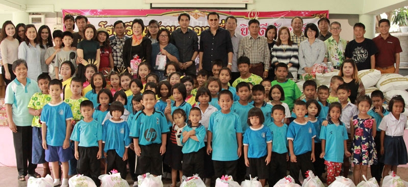 เพื่อโครงการอาหารกลางวัน : ประชาไท ธนณรงค์ บก.ข่าวแนวหน้าและเพื่อนๆ ร่วมกันมอบข้าวสาร
อาหารแห้งให้แก่น้องๆ โรงเรียนบ้านคลองเดื่อ ต.หมูสี อ.ปากช่อง จ.นครราชสีมา โดยมี บจก.เอเซีย 
โกลเด้น ไรซ์, ธนาคารเพื่อการเกษตรและสหกรณ์การเกษตร และ บจก.ฮอนด้า ออโตโมบิล
(ประเทศไทย) พร้อมด้วยคณะค่ายอาสา มหาวิทยาลัยธรรมศาสตร์ ร่วมสนับสนุนโครงการ