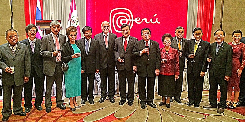 ฉลองวันชาติ : H.E. Mr.Felix Denegri เอกอัครราชทูตเปรูปประจำ
ราชอาณาจักรไทย จัดงานเลี้ยงเฉลิมฉลองในโอกาสครบรอบ 195 ปี วันชาติเปรู โดยมี ศ.ดร.เกรียงศักดิ์ เจริญวงศ์ศักดิ์ มาร่วม ท่ามกลางทูตานุทูต และ
แขกผู้มีเกียรติต่างๆ มากมาย ณ โรงแรม Marriott Bangkok Hotel