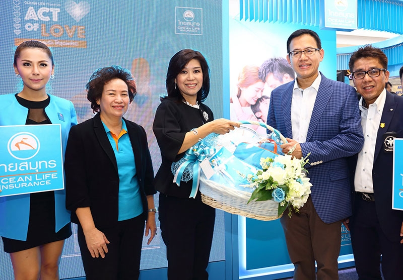 รักเต็มพลัง : นุสรา (อัสสกุล) บัญญัติปิยพจน์ กก.ผจก.บมจ.ไทยสมุทรประกันชีวิต มอบของที่ระลึกให้แก่ สุทธิพล ทวีชัยการ เลขาธิการคณะกรรมการกำกับและส่งเสริมการประกอบธุรกิจประกันภัย ซึ่งแวะชมบูธของบริษัท ในงานวันประกันชีวิตแห่งชาติ ครั้งที่ 17 ที่ ศูนย์การค้าเซ็นทรัลพลาซา เวสต์เกต นนทบุรี