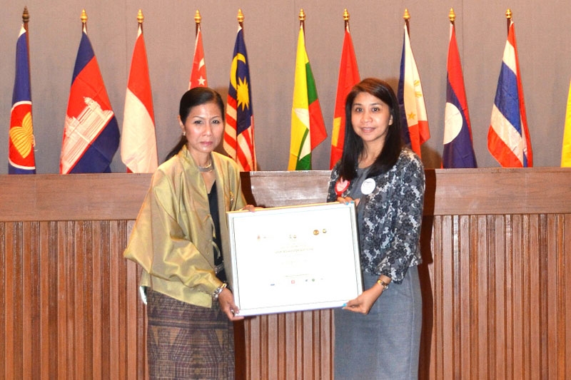 ประกาศเกียรติคุณ : กอบกาญจน์ วัฒนวรางกูร รัฐมนตรีว่าการกระทรวง
การท่องเที่ยวและกีฬา เป็นประธานในพิธีมอบประกาศเกียรติคุณ แก่มูลนิธิกลุ่ม
อีซูซุ โดยมี สรรวรส พุทธเจริญลาภ รองผู้จัดการทั่วไป บริษัท ตรีเพชรอีซูซุเซลส์ จำกัด เป็นตัวแทนรับมอบ ในฐานะผู้ทำประโยชน์แก่สังคม ณ องค์การสหประชาชาติ กรุงเทพมหานคร