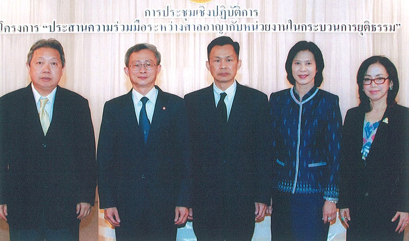 ประชุม : แรงรณ ปริพนธ์พจนพิสุทธิ์ อธิบดีผู้พิพากษาศาลอาญา เป็นประธานเปิดการประชุมโครงการ “ประสานความร่วมมือระหว่างศาลอาญากับหน่วยงานในกระบวนการยุติธรรม” โดยมี ชาญณรงค์ ปราณีจิตต์, ชนม์ทิตา บัวทอง, ดร.จิตฤดี วีระเวสส์ และ อนุรักษ์ สง่าอารีย์กุล มาร่วมด้วยที่ห้องเพชรชมพู โรงแรม ดิ เอมเมอรัลด์