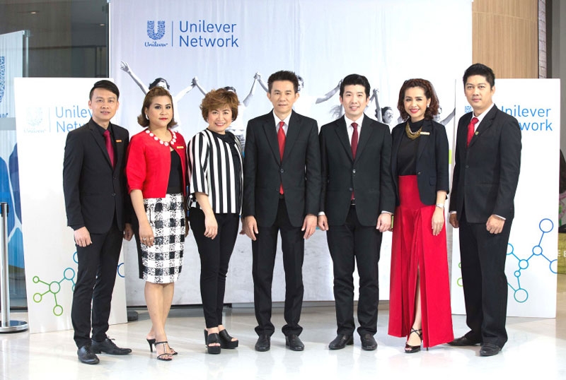 ดิ เอ็กซ์คลูซีฟ เกรท : จิรชีพ เฮ้ง ผู้จัดการฝ่ายพัฒนาธุรกิจ ยูนิลีเวอร์ เน็ทเวิร์ค ประเทศไทย บริษัท ยูนิลีเวอร์ไทย เทรดดิ้ง จำกัด จัดงาน “ดิ เอ็กซ์คลูซีฟ เกรท” นำ 3 ผู้ยิ่งใหญ่แห่งธุรกิจเครือข่ายยูนิลีเวอร์ เน็ทเวิร์ค กัญณิชชา เพ็ชรสุก, ยศสรัล ศรีพงศ์จิรา และ กิตติพงศ์ กัมพูจันทรินทร์ ที่ประสบความสำเร็จ มาร่วมแบ่งปันประสบการณ์ ณ ยูนิลีเวอร์ เฮาส์ ถนนพระราม 9
