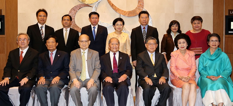 เอกลักษณ์ของความเป็นไทย ธานินทร์ กรัยวิเชียร องคมนตรี ในฐานะประธานคณะที่ปรึกษาพิเศษศูนย์ส่งเสริมศิลปาชีพระหว่างประเทศ(องค์การมหาชน)เป็นประธานในการประชุมร่วมกันของคณะที่ปรึกษาพิเศษ และคณะกรรมการบริหารศูนย์ฯ โดยมี การุณ กิตติสถาพร ปธ.กก.บห.ศูนย์ส่งเสริมศิลปาชีพระหว่างประเทศ, ดร.ศรีภูมิ ศุขเนตร, อรนุช โอสถานนท์, สมพล เกียรติไพบูลย์, สันติ วิลาสศักดานนท์ และ กฤษณา รวยอาจิณ พร้อมด้วยคณะกรรมการฯ ร่วมประชุม ณ โรงแรมเซ็นทาราแกรนด์ฯ ลาดพร้าว