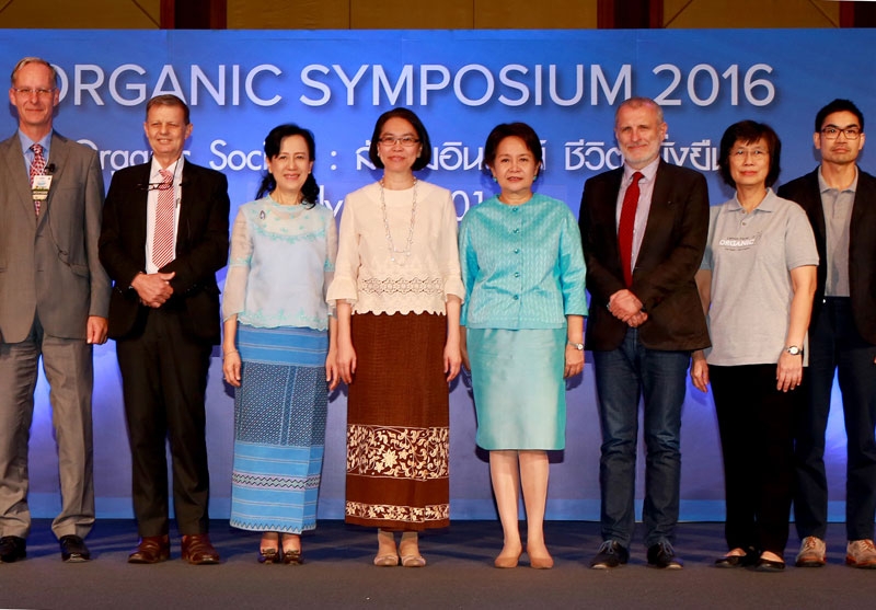 สังคมอินทรีย์ ชีวิตดีที่ยั่งยืน อรุษนวราช กก.ผจก.สามพราน ริเวอร์ไซด์ และเลขานุการมูลนิธิสังคมสุขใจบรรยาย “Organic Society” ร่วมกับวิทยากรเกษตรอินทรีย์นานาชาติ ในงาน ORGANIC SYMPOSIUM 2016 โดยมี ชุติมา บุณยประภัศร ปลัดกระทรวงพาณิชย์ เปิดงาน ที่ศูนย์การประชุมแห่งชาติสิริกิติ์