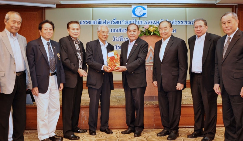 ทันยุค       พล.ต.อ.โกวิท ภักดีภูมิ นายกสมาคมเพื่อนแคลิฟอร์เนีย มอบของที่ระลึกแด่ อัษฎา ชัยนามอดีตผู้แทนถาวรไทยประจำสหประชาชาติ ที่มาบรรยายพิเศษเรื่อง “มองไกล ASEAN ไปทศวรรษหน้า” โดยมี ธวัชชัย ทวีศรี, รศ.ดร.อัษฎางค์ ปาณิกบุตร และดร.อมร เตชะหรูวิจิตร ร่วมงาน ที่โรงแรมเอเชีย