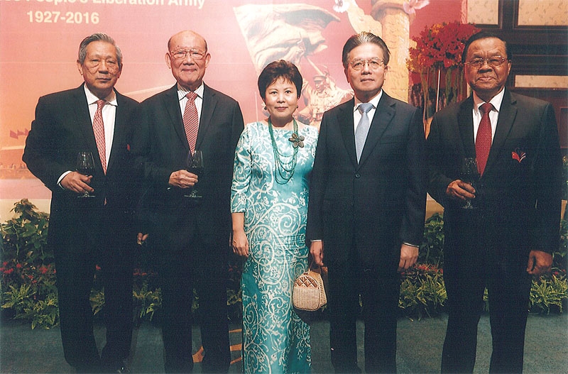 ครบรอบ 89 ปี : ฯพณฯเอกอัครราชทูตสาธารณรัฐประชาชนจีนประจำประเทศไทย มร.หนิง ฟู่ขุย จัดงานเลี้ยงฉลองครบรอบ 89 ปี แห่งการก่อตั้งกองทัพปลดปล่อยสาธารณรัฐประชาชนจีน ณ ห้องแกรนด์บอลรูม โรงแรมแชงกรี-ลา กรุงเทพฯ โดยมี พินิจ จารุสมบัติ, พล.อ.วิชิต ยาทิพย์ และ ไกรสร จันศิริ มาร่วมงาน