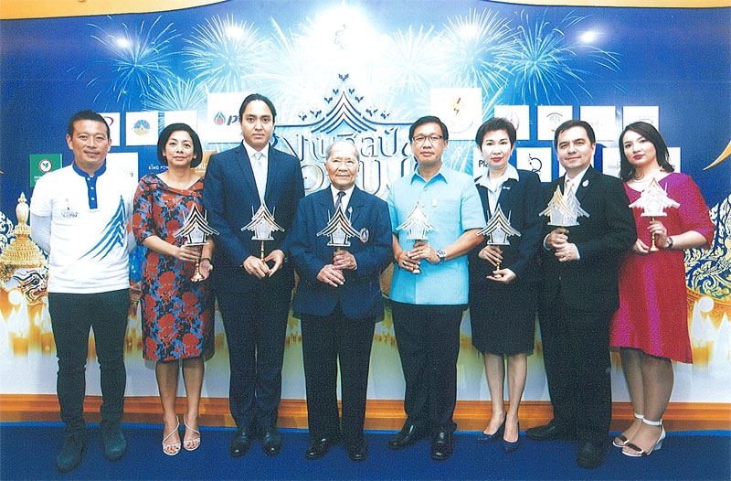 เฉลิมพระเกียรติ : ฯพณฯธานินทร์ กรัยวิเชียร องคมนตรีและรองประธานกรรมการ
มูลนิธิส่งเสริมศิลปาชีพในสมเด็จพระนางเจ้าสิริกิติ์ พระบรมราชินีนาถ เป็นประธาน
ในงานแถลงข่าว การจัดงานมหกรรม “งานศิลป์ของแม่” จัดขึ้นเพื่อเฉลิม
พระเกียรติสมเด็จพระนางเจ้าสิริกิติ์ พระบรมราชินีนาถ เนื่องในโอกาสมหามงคลเจริญ
พระชนมพรรษา 84 พรรษา โดยมี วินิจ เลิศรัตนชัย, มยุรี ชัยพรหมประสิทธิ์, วัชร วัชรพล, อัญชลี หวังวีระมิตร, นิติกร กรัยวิเชียร และธัญรักษ์ ณ วังขนาย มาร่วมงาน ณ ไลฟ์สไตล์ ฮอลล์ ชั้น 2 ศูนย์การค้าสยามพารากอน