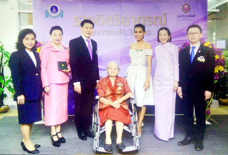 ให้...ไม่สิ้นสุด : มูลนิธิรามาธิบดี ในพระราชูปถัมภ์สมเด็จพระเทพรัตนราชสุดาฯ สยามบรมราชกุมารี จัด “งานราชอิสริยาภรณ์ คุณากรการให้...ไม่สิ้นสุด ประจำปี 2558 เพื่อแสดงความยินดีกับผู้บริจาคที่ได้รับมอบเครื่องราชอิสริยาภรณ์อันเป็นที่สรรเสริญยิ่งดิเรกคุณาภรณ์ สำหรับผู้ที่บริจาคให้กับมูลนิธิฯ เพื่อช่วยเหลือกิจการของคณะแพทยศาสตร์ รพ.รามาธิบดี โดยมี ศ.นพ.ปิยะมิตร ศรีธรา คณบดีคณะแพทยศาสตร์ รพ.รามาธิบดี และประธานคณะกก.บริหารมูลนิธิรามาธิบดีฯ เปิดงาน ณ ชั้น 9 อาคารเรียนและปฏิบัติการรวมด้านการแพทย์และโรงเรียนพยาบาลรามาธิบดี
