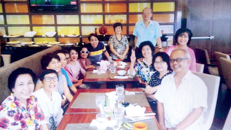 สังสรรค์ : ชาววารสารศาสตร์ ม.ธรรมศาสตร์ รุ่นจบปี 2516 มี สุรศักดิ์ แก้วพรหมาลย์,จารุณี ดิษยะศริน และเพื่อนๆ นัดรวมตัวมาพบปะสังสรรค์เป็นประจำ หลังจากที่ไม่ได้พบกันมานาน ท่ามกลางบรรยากาศอบอุ่นเป็นกันเอง รำลึกรื้อฟื้นความหลังกันอีกครั้งอย่างสนุกสนาน ณ โรงแรมฮอลิเดย์อินน์ สีลม