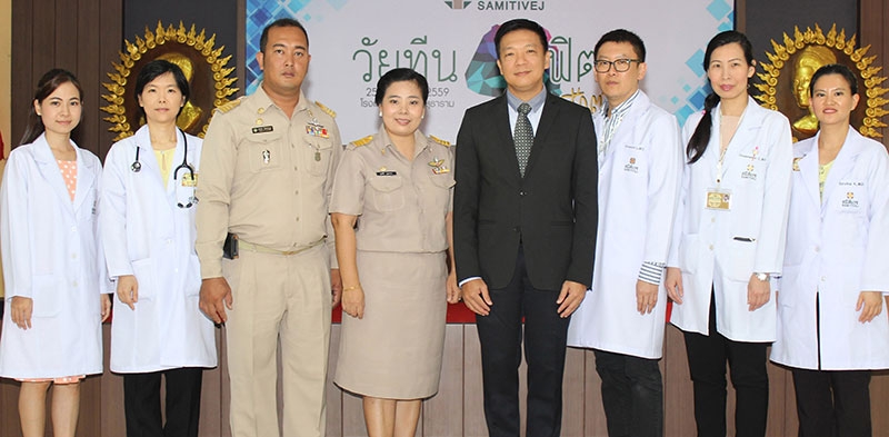 ชีวิตดี้ดี : นิวัฒน์ จี้กังวาฬ ผอ.รพ.สมิติเวช ธนบุรี ร่วมกับ อุษณี บุญธรรม รอง ผอ.รร.มัธยมวัดสุทธาราม จัดงาน “วัยทีน ปอดฟิต ชีวิตดี๊ดี” เพื่อให้ความรู้เกี่ยวกับโรคหืดและโรคภูมิแพ้แก่เด็กนักเรียน พร้อมทั้งยังรักษาและแนะนำวิธีการดูแลที่ถูกต้องให้แก่นักเรียนที่ป่วยเป็นโรคหืด โดยมี พญ.วรัตดา ปลายแนตร หัวหน้ากุมารแพทย์ รพ.สมิติเวช ศรนครินทร์,นพ.วรวิชญ์ เหลืองเวชการ แพทย์ผู้เชี่ยวชาญโรคภูมิแพ้และภูมิคุ้มกัน รพ.สมิติเวช ธนบุรี ร่วมงาน ณ รร.มัธยมวัดสุทธาราม