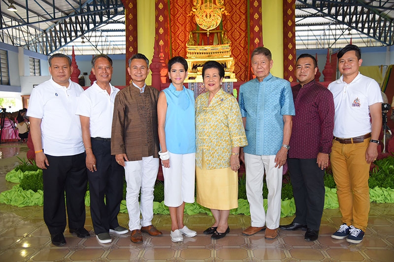 ปักเครื่องโขน : ท่านผู้หญิงจรุงจิตต์ ทีขะระ ประธานคณะกรรมการอำนวยการ นำคณะชมเบื้องหลังการปักเครื่องโขน สำหรับการแสดงโขนมูลนิธิส่งเสริมศิลปาชีพฯ ประจำปี 2559 ตอน “พิเภกสวามิภักดิ์” โดยมี พลเรือเอกสำเภา พลธร, อาจารย์ประเมษฐ์ บุณยะชัย, อาจารย์วีรธรรม ตระกูลเงินไทย และ ดร.อนุชา ทีรคานนท์ ร่วมชม ณ ศูนย์ศิลปาชีพสีบัวทอง อ.แสวงหา จ.อ่างทอง