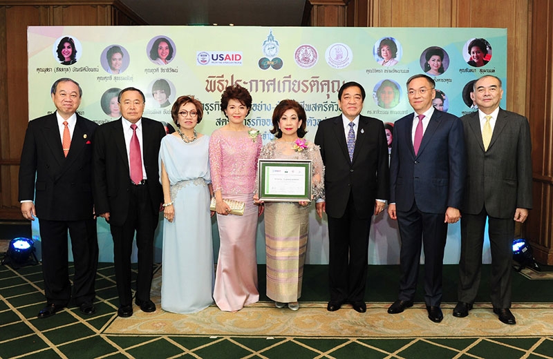 สตรีนักอนุรักษ์โลก : วิจิตรา อร่ามวัฒนานนท์ รองประธานกรรมการบริหาร บริษัท ซีเวลท์โฟรเซ่น ฟู้ด จำกัด เข้ารับรางวัล “สุดยอดสตรีนักอนุรักษ์โลก” ประจำปี 2559 จากสหพันธ์สมาคมสตรีนักธุรกิจและวิชาชีพแห่งประเทศไทยฯ โดยมี ศิริธัช โรจนพฤกษ์, ธานิศ เกศวพิทักษ์, วรรณี ลีลาเวชบุตร, ดร.รัชนีพร พุคยาภรณ์ พุกกะมาน, ดร.พจน์ อร่ามวัฒนานนท์, มารชัย กองบุญมา และ พลอากาศเอกพิธพร กลิ่นเฟื่อง ร่วมแสดงความยินดี ณ โรงแรมแกรนด์ไฮแอท เอราวัณ กรุงเทพฯ