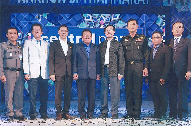 เปิดศูนย์การค้า : พีระศักดิ์ หินเมืองเก่า เป็นประธานเปิดศูนย์การค้าเซ็นทรัลพลาซา นครศรีธรรมราช ไลฟ์สไตล์ช็อปปิ้งคอมเพล็กซ์มูลค่ากว่า 3,500 ล้านบาท อย่างยิ่งใหญ่ โดยมี สุทธิธรรม จิราธิวัฒน์, ปรีชา เอกคุณากูล, พันตำรวจเอกสุเชษฐ์ ทรัพย์มี, วิทยา แก้วภราดัย, พลตรีคุณวุฒิ หมอแก้ว, พยงค์ สงวนถ้อย และ ชินวรณ์ บุณยเกียรติ ร่วมงาน ณ ศูนย์การค้าเซ็นทรัลพลาซา นครศรีธรรมราช