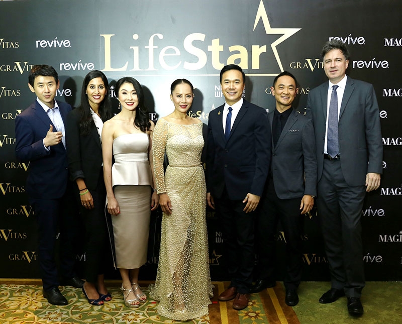 แต่งตั้งพรีเซ็นเตอร์ : ดร.ชาคริต พิชญางกูร กรรมการผู้จัดการ บริษัท ไลฟ์สตาร์ จำกัด แต่งตั้ง ต่าย-เพ็ญพักตร์ ศิริกุล เป็นพรีเซ็นเตอร์ของผลิตภัณฑ์ “กราวีธัส” เซรั่มฟื้นฟูผิว ชะลอความหย่อนคล้อยและลดริ้วรอยลึก โดยมี พรพรรณ เตชรุ่งชัยกุล พร้อมผู้เชี่ยวชาญจากสถาบันวิจัยในประเทศญี่ปุ่น, ฝรั่งเศส และสวิตเซอร์แลนด์ ร่วมแสดงความยินดี ณ รร.ดุสิตธานี กรุงเทพฯ