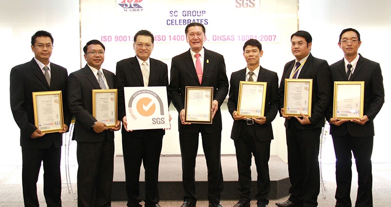 รับรองระบบมาตรฐาน : จิโรจ ณ นคร กก.ผจก.บจ. เอสจีเอส (ประเทศไทย) มอบใบรับรองระบบมาตรฐานการจัดการด้านคุณภาพและสิ่งแวดล้อม รวมทั้งระบบการจัดการด้านชีวอนามัยและความปลอดภัย ให้แก่ ณัฐภพ รัตนสุวรรณทวี ประธานกก.และ กก.ผจญ. ณ บ. เอสซี กรุ๊ป