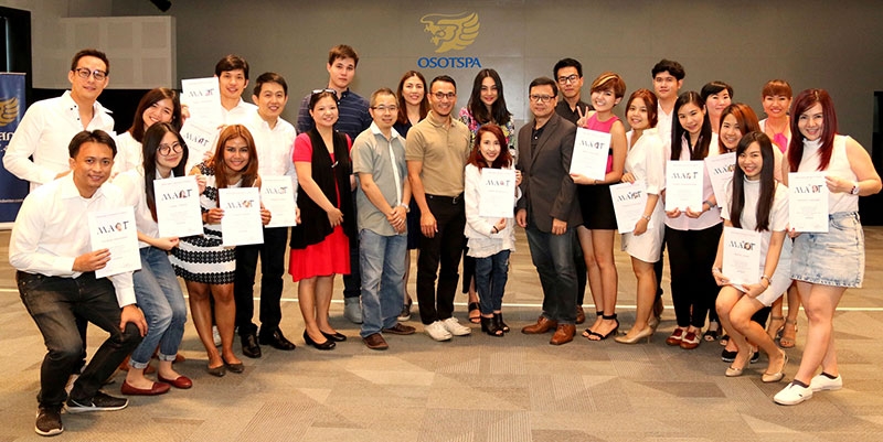 ส่งเสริมความรู้ : สาวิตรี แก่นศักดิ์ศิริ ผจก.กองสื่อสารองค์กร บจ.โอสถสภา, รัชวิน จิวังกูรผจก.กองสินค้าทเวลฟ์พลัส, ไตรลุจน์ นวะมรัตน นายกสมาคมมีเดียเอเจนซี่และธุรกิจสื่อฯมอบใบประกาศโครงการ “พัฒนาหลักสูตรการบริหารช่องทางการสื่อสาร” รุ่นที่ 5 แก่ผู้ผ่านการอบรมจำนวน 20 ราย ณ บจ.โอสถสภา สนญ.