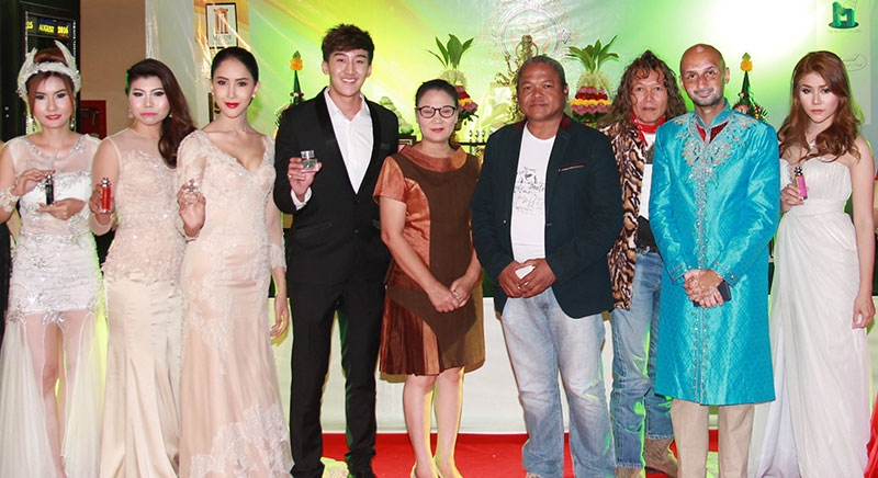 ร่วมบุญสร้างพระพิฆเนศ : อ.ธนภัทร มังษี (อ.เกง รณกร) ,อ.อันญ่า ยิปซีมหัสจรรย์ และคณะร่วมแถลงข่าวจัดสร้างองค์พระพิฆเนศนวสิรมงคล คณปติ เพื่อนำรายได้ส่วนหนึ่งช่วยสาธารณกุศล ผู้ป่วยโรคไตและเด็กกำพร้า พร้อมเปิดตัวน้ำหอมเสริมสิริมงคล ณ ศูนย์การค้าเอสพลานาด รัตนาธิเบศร์