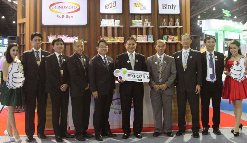กระตุ้นเศรษฐกิจ : มร.คะโอะรุ คุระชิมะ กก.ผจก.ใหญ่ บจก.อายิโนะโมะโต๊ะ (ประเทศไทย) และคณะผู้บริหารระดับสูง ร่วมออกบูธจำหน่ายสินค้าราคาพิเศษ พร้อมจัดแสดงนวัตกรรมสินค้า ในงาน “Thailand Industry Expo 2016” จัดโดย กระทรวงอุตสาหกรรม ที่อาคารชาเลนเจอร์ อิมแพค เมืองทองธานี