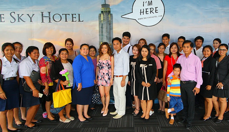 ยินดีต้อนรับ : วรมน ใบหยก เหรัญญิก สโมสรโรตารีกรุงเทพกล้วยน้ำไท ต้อนรับนันทวัชร กี่สง่า นายกสโมสรโรตารีพระพุทธบาทสระบุรี และ ดร.อภิรัตน์ กี่สง่าอุปนายกสมาคมท่องเที่ยวสระบุรี พร้อมคณะจากภาควิชาคหกรรมเพื่อการโรงแรม วิทยาลัยเทคนิคลพบุรี ที่มาเยี่ยมชมโรงแรมใบหยกสกาย ประตูน้ำ