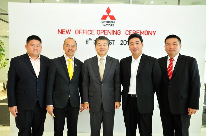 ร่วมยินดี : ผรณเดช พูนศิริวงศ์ กก.ผจก.บริษัท หนังสือพิมพ์แนวหน้า จำกัด, ชลัทชัย ปภัสร์พงษ์ รอง กก.บห.บริษัท สื่อสากล จำกัด, อัษฎาวุธ อาสาสรรพกิจ รองประธานจัดงาน FAST Auto Show และ พัฒนจักร อาสาสรรพกิจ หน.กองบก.นิตยสาร Autocar Thailand ร่วมแสดงความยินดีกับ โมะริคาซุ ซกกิ กก.ผจก.ใหญ่ บริษัท มิตซูบิชิ มอเตอร์ส (ประเทศไทย) จำกัด ในงานพิธีเปิดสำนักงานใหญ่แห่งใหม่ บริษัท มิตซูบิชิ มอเตอร์ส (ประเทศไทย) จำกัด ณ ตึก เอฟ วาย ไอ เซ็นเตอร์