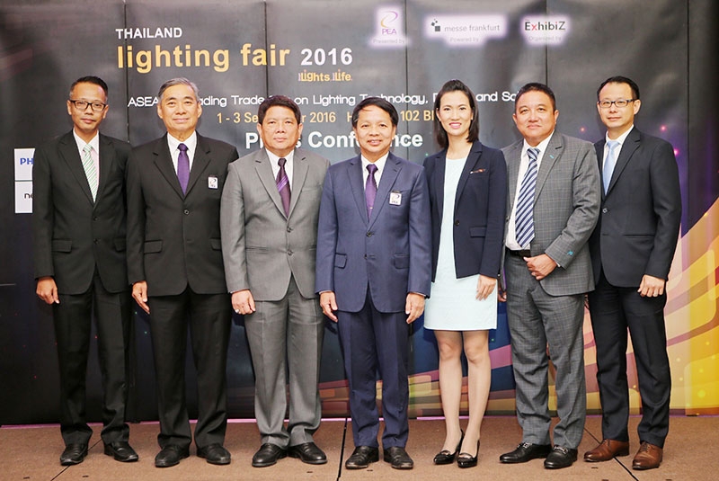 ร่วมโชว์นวัตกรรมไฟฟ้า : เสริมสกุล คล้ายแก้ว ผู้ว่าการการไฟฟ้าส่วนภูมิภาค (PEA) เป็นประธานแถลงข่าวเตรียมความพร้อมการจัดงาน Thailand Lighting Fair 2016 พร้อมด้วย พาขวัญ เจียมจิโรจน์ และ นิคม เลิศมัลลิกาพร ร่วมด้วยตัวแทนบริษัทด้านไฟฟ้าแสงสว่างชั้นนำร่วมแสดงนวัตกรรมไฟฟ้าแสงสว่างอัจฉริยะ ที่ีโรงแรมโซฟิเทล สุขุมวิท